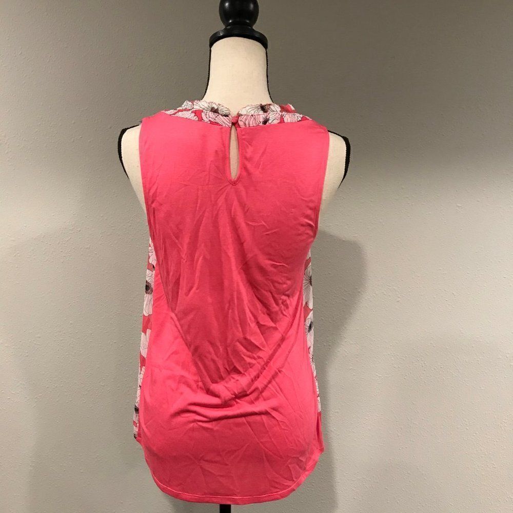 ‎Pink floral sleeveless blouse. - Picture 5 of 8